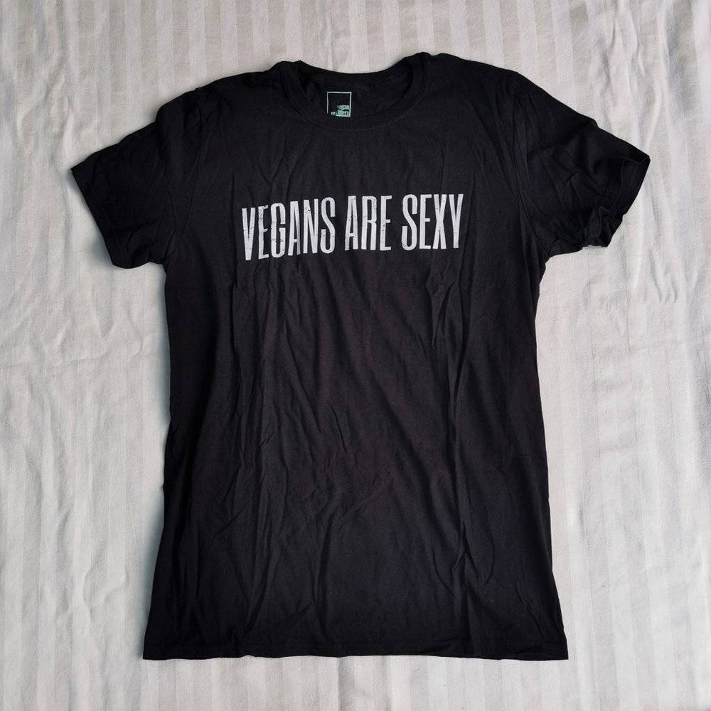 "Vegans Are Sexy" Men's T-shirt (nwot)